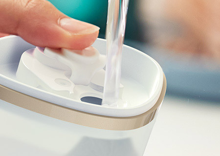 Ngăn chứa nước c&oacute; thể th&aacute;o rời để dễ ch&acirc;m nước