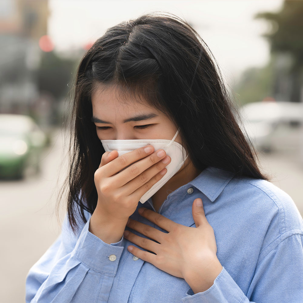 C&ocirc; g&aacute;i đeo mặt nạ v&agrave; d&ugrave;ng tay che mặt