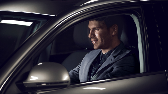 Người l&aacute;i xe c&oacute; gắn b&oacute;ng đ&egrave;n xenon