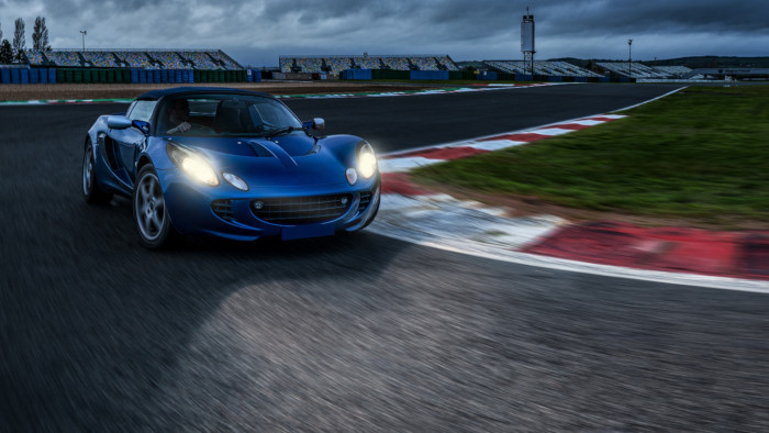 đ&egrave;n pha xe hơi