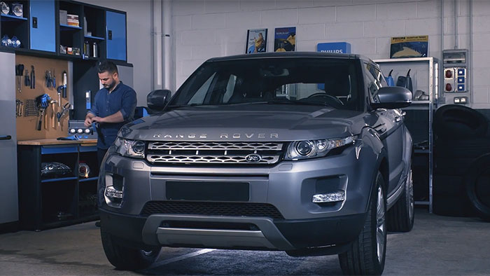 C&aacute;ch thay b&oacute;ng đ&egrave;n pha tr&ecirc;n Range Rover Evoque
