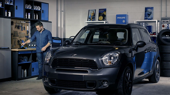 C&aacute;ch thay b&oacute;ng đ&egrave;n pha tr&ecirc;n Mini Cooper Countryman