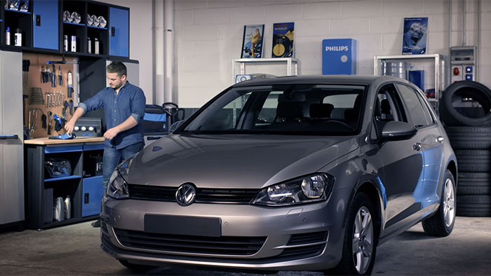 C&aacute;ch thay b&oacute;ng đ&egrave;n pha tr&ecirc;n Volkswagen Golf VII